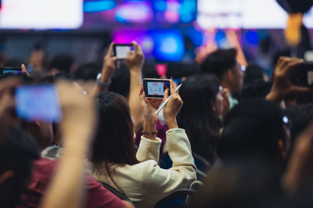 Thrive 2026: the crowd, phones raised